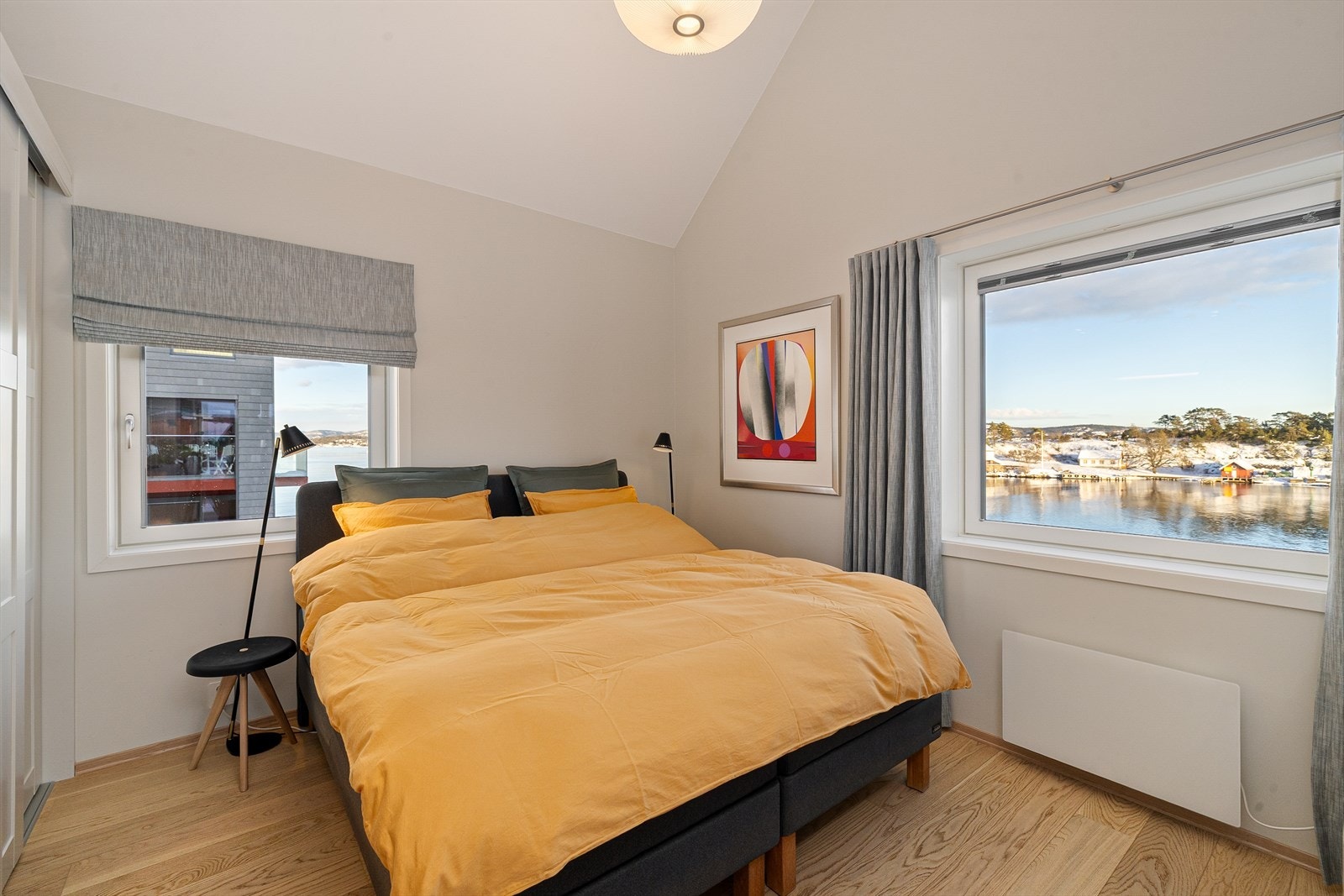 Hovedsoverommet ligger i en egen soveromsuite med garderobeløsning og tilhørende privat baderom Galleribilde