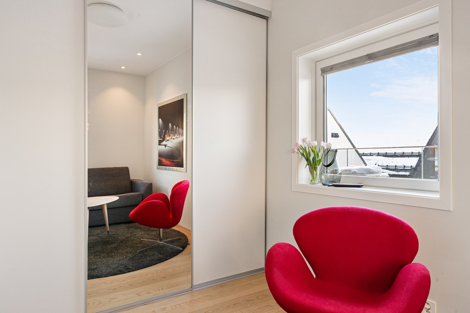 Rommet er innredet med stor skyvedørsgarderobe med god oppbevaringsplass Galleribilde