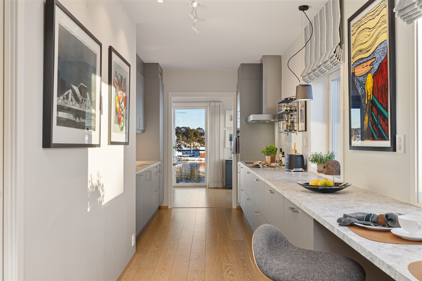 Innredningen har integrert kjøleskap, oppvaskmaskin, micro, stekeovn og platetopp Galleribilde