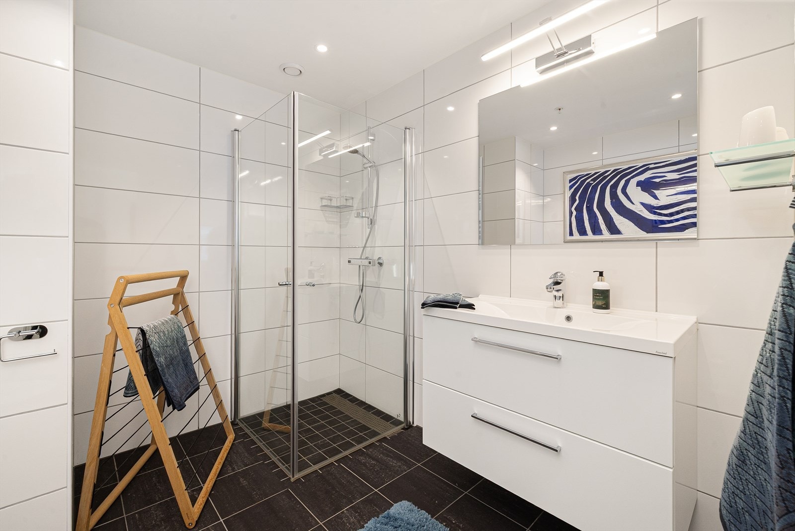 Baderom 2 har flislagte vegger og gulv, med varmekabler Galleribilde