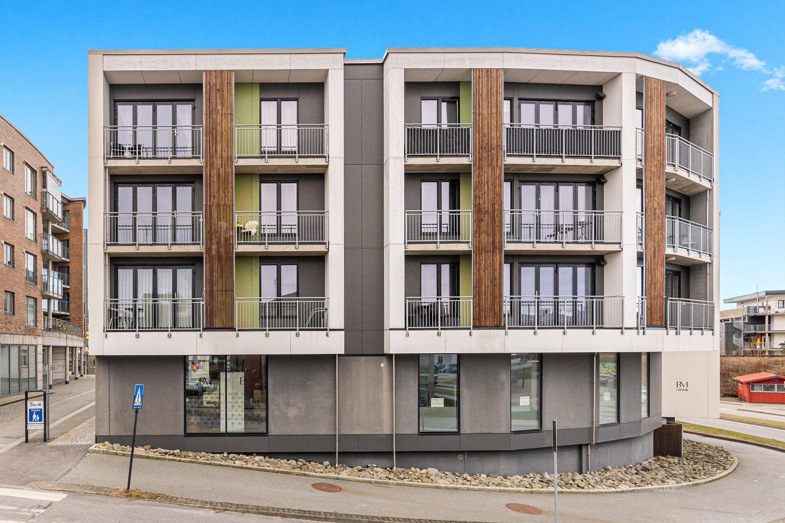 Eiendommen ligger sentralt og godt til i Bryne sentrum til alt Bryne har å tilby. 1 min unna kollektiv transport! Galleribilde