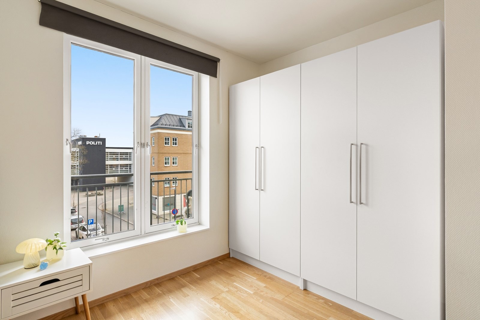 God plass til garderobeskap samt andre oppbevaringsmuligheter Galleribilde