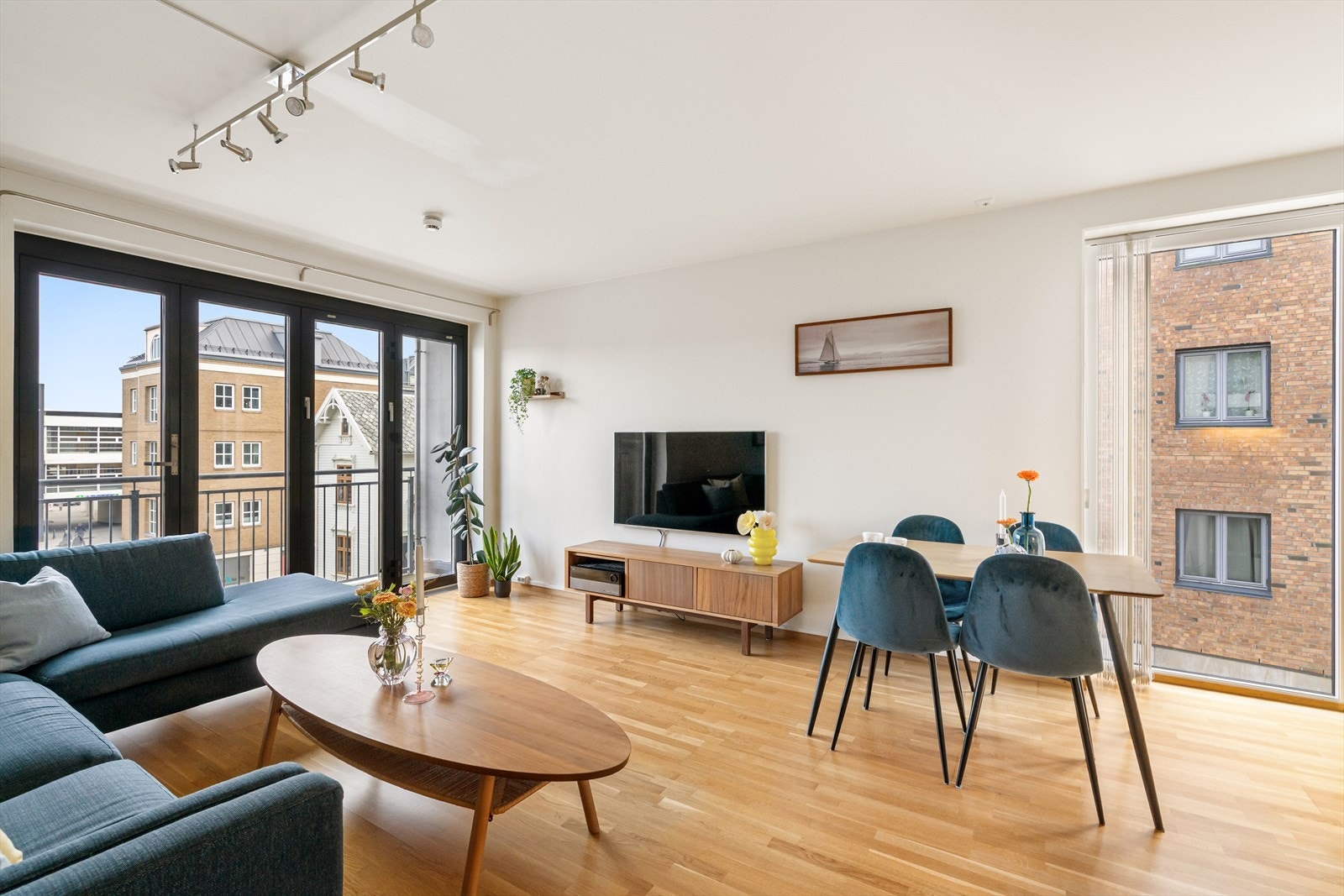 Strøken leilighet med endebeliggenhet. Åpen og lys stue med store vindusflater og luftebalkong. Galleribilde