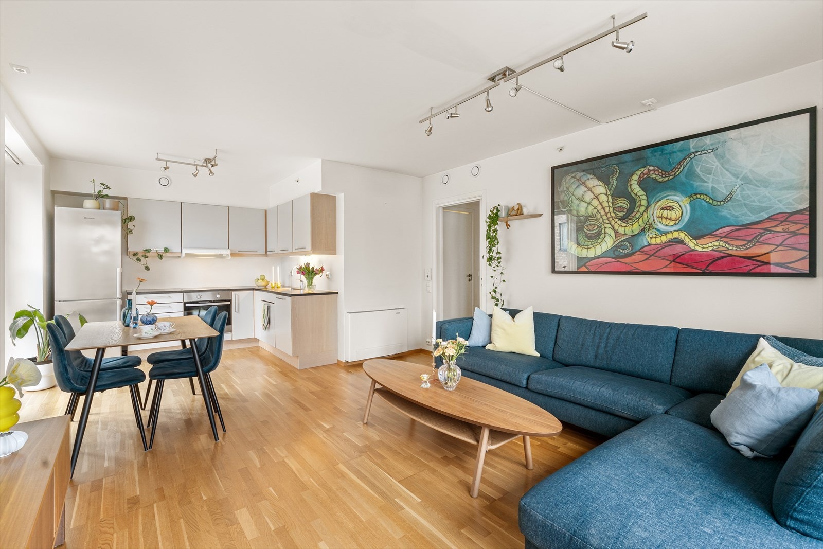 Åpen stue/kjøkkenløsning gjør rommet lett å møblere - samt en romslig følelse Galleribilde