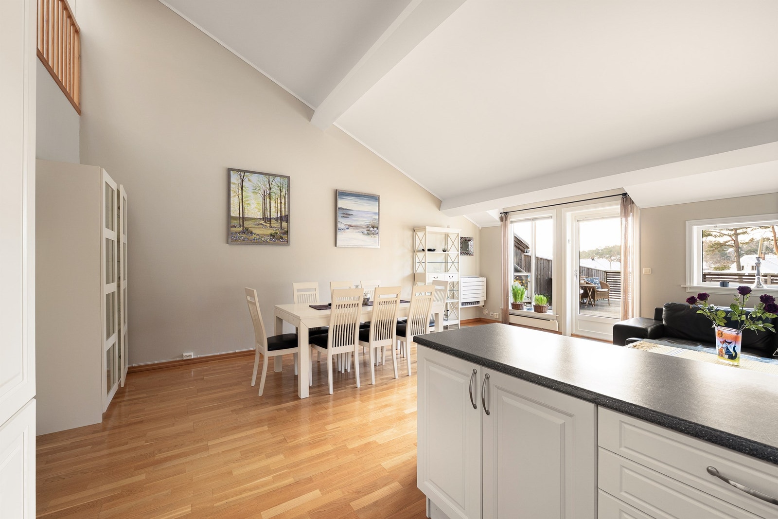 Daikin varmepumpe ble installert i 2022, med innvendig del i stuen. Denne kan også benyttes som aircondition. Galleribilde