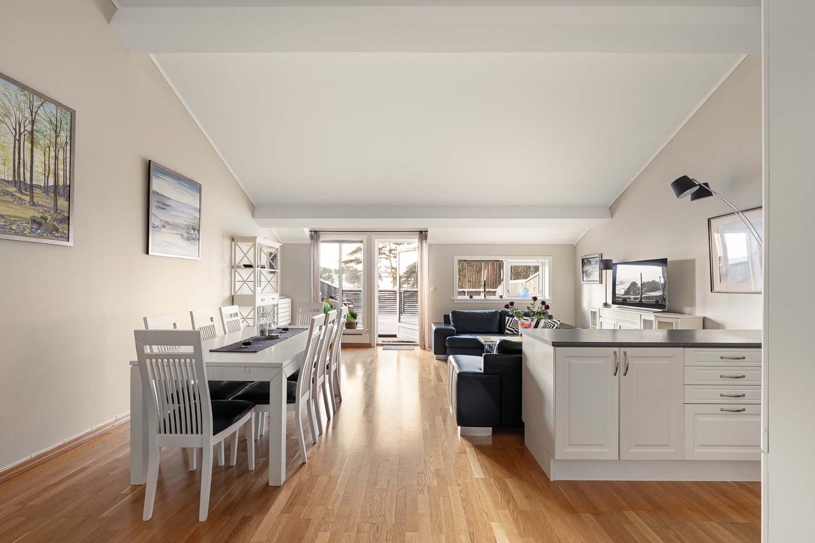 Alle oppholdsrom er samlet på én flate, stuen og kjøkkenet i en romslig sosial sone. Galleribilde