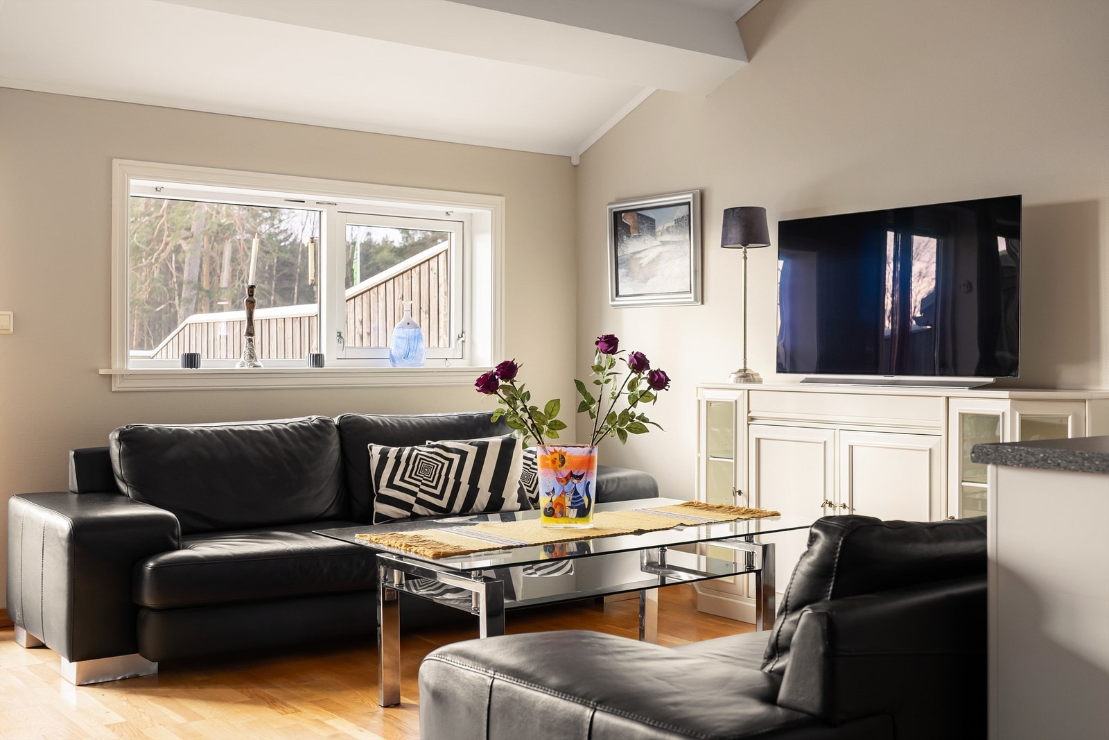 Innvendige overflater og faste innredninger er hovedsakelig fra byggeåret og i god stand i forhold til alder og brukstid. Galleribilde