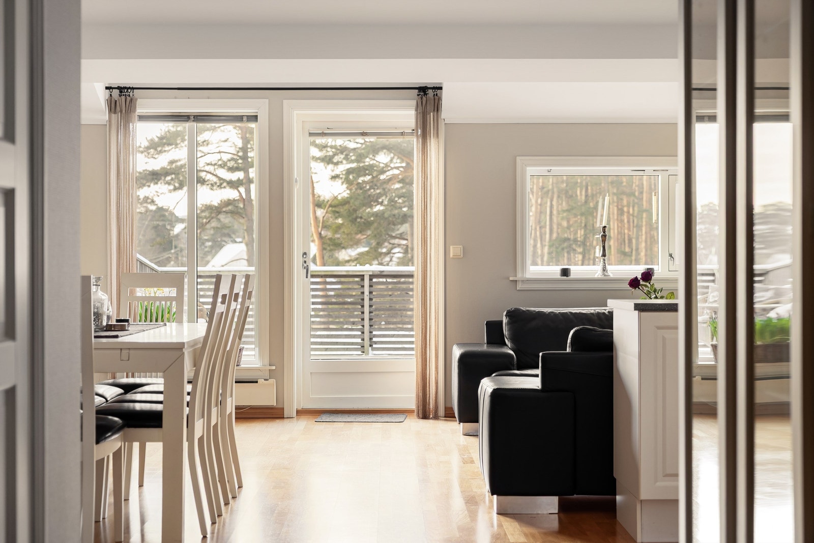 Vinduer mot vest sikrer gode lysforhold i stuen. Det er i praksis ikke direkte innsyn til leiligheten fra bakkeplan. Galleribilde