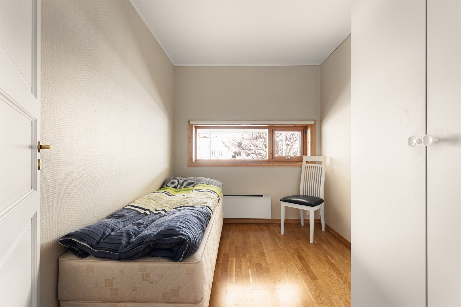 Lysblendende rullegardin er montert i begge soverom. Galleribilde