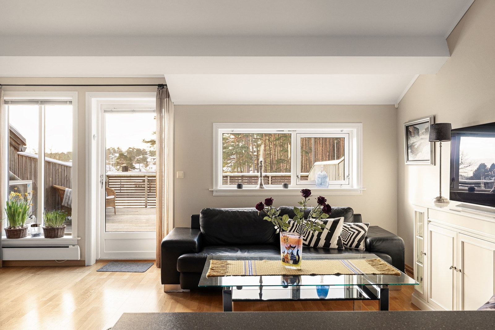 Fra kjøkkenkroken sees et fint utsyn til omgivelsene i vest. Galleribilde