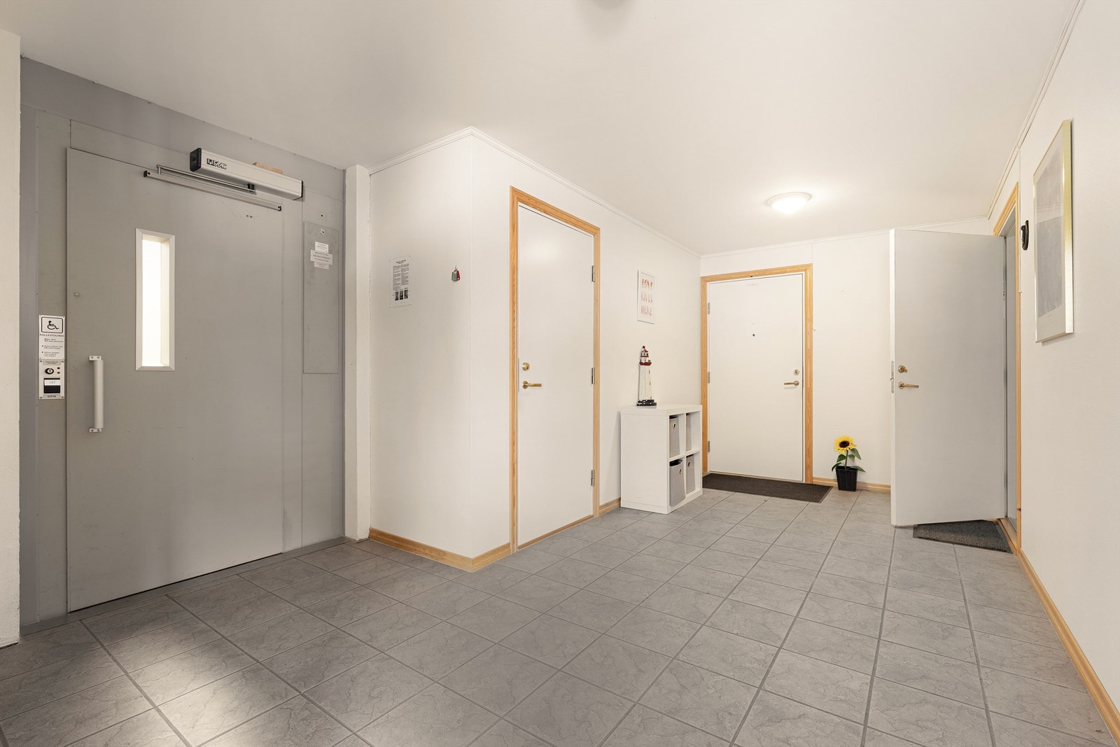 Heis gjør det meget enkelt å ta seg til og fra andre etasje. Galleribilde