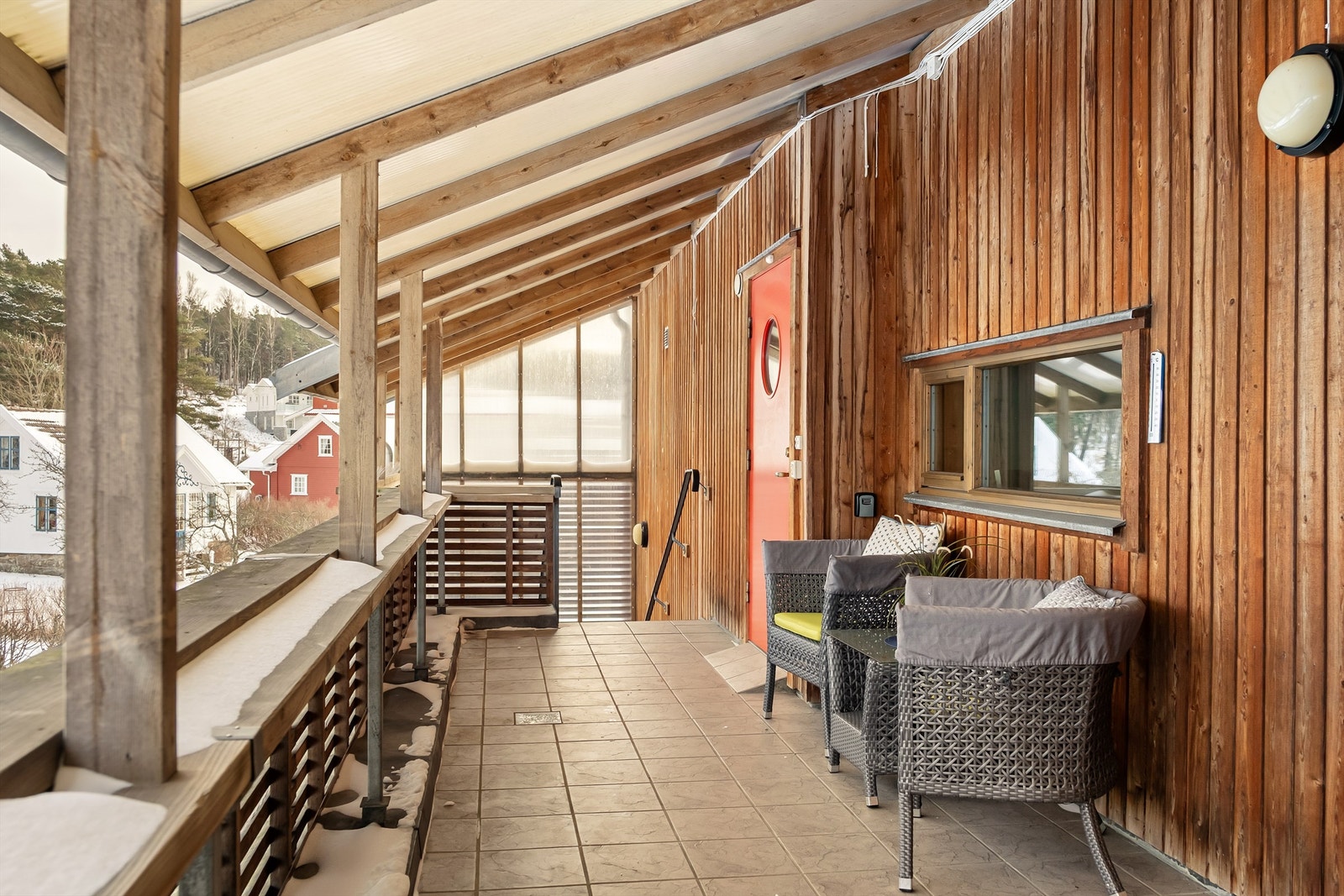 Svalgangen og den utvendige trappeoppgangen er overbygget, godt avskjermet fra nedbør. Galleribilde