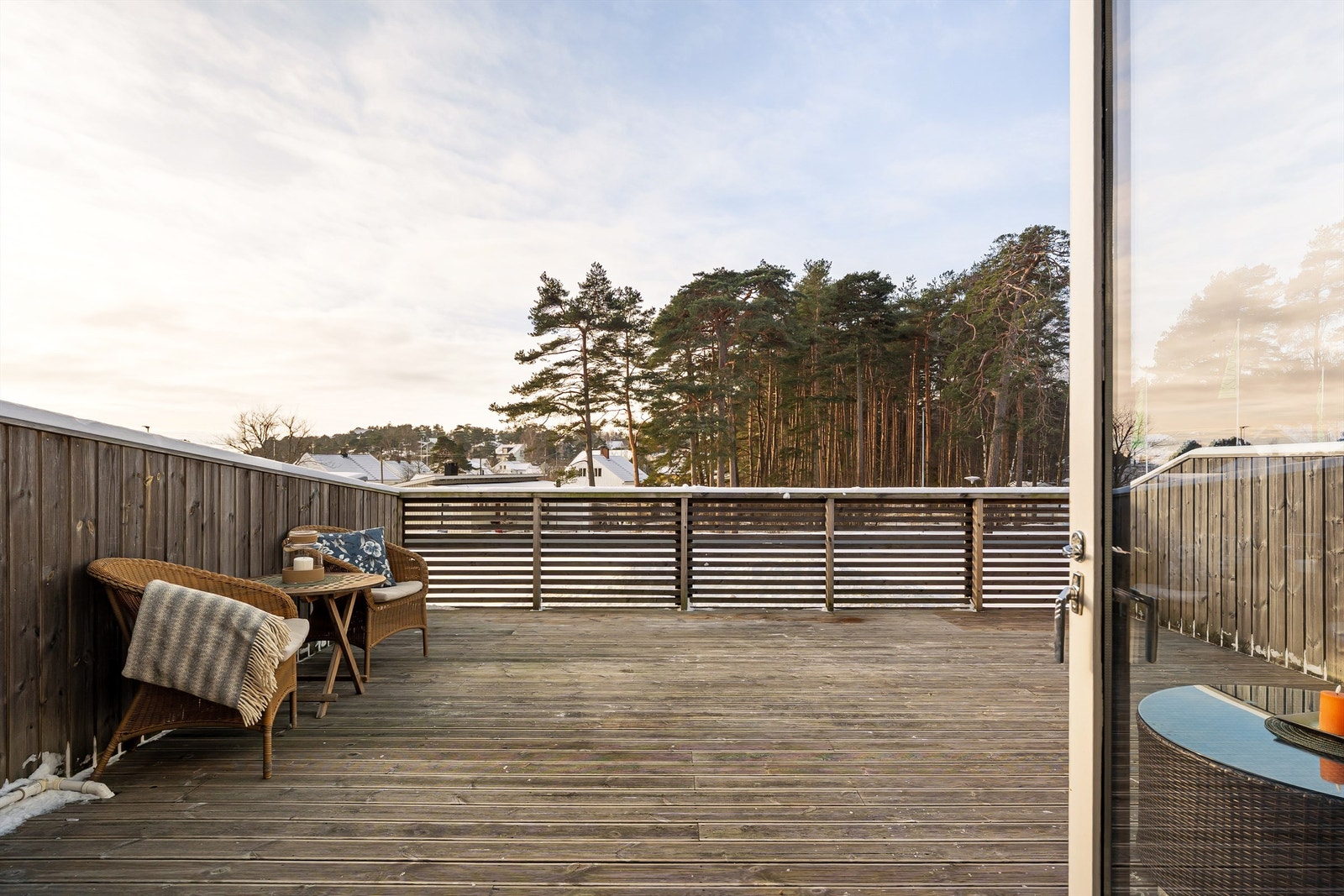 Det er enkelt å ta med mat og forfriskninger utendørs til den store altanen, som i årets varme måneder er et prisverdig ekstra areal til leilighetens indre. Galleribilde