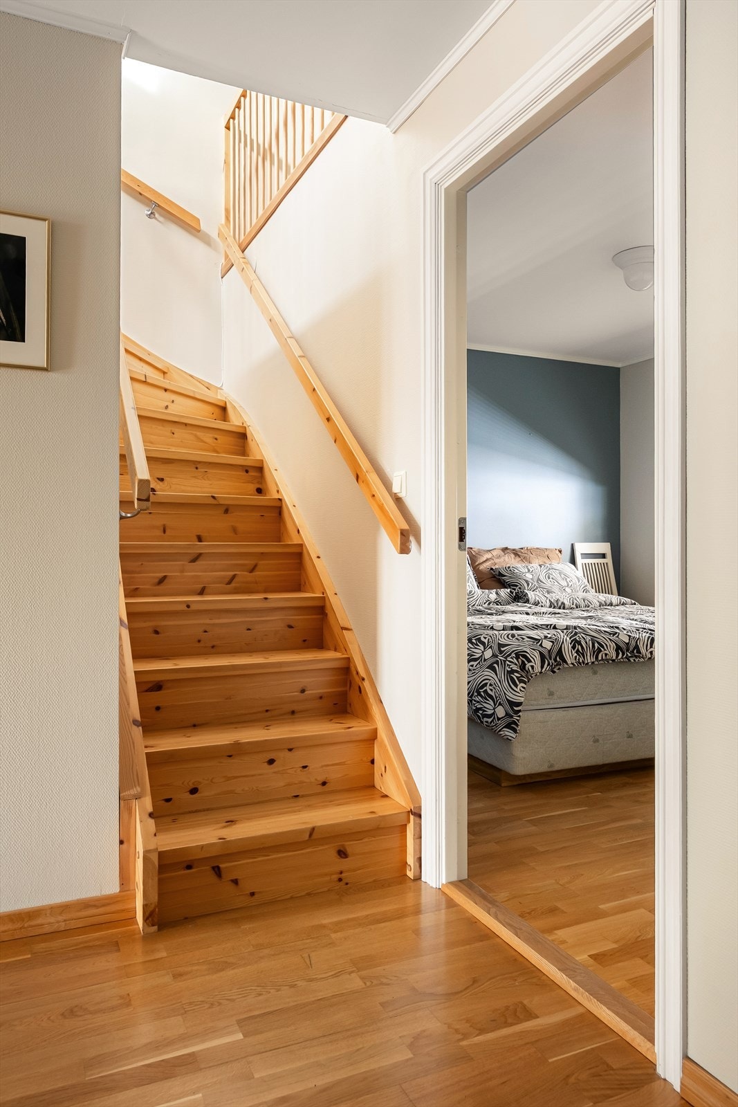 Soverommene er samlet i leilighetens østre side, lengst mulig unna stuen. Galleribilde