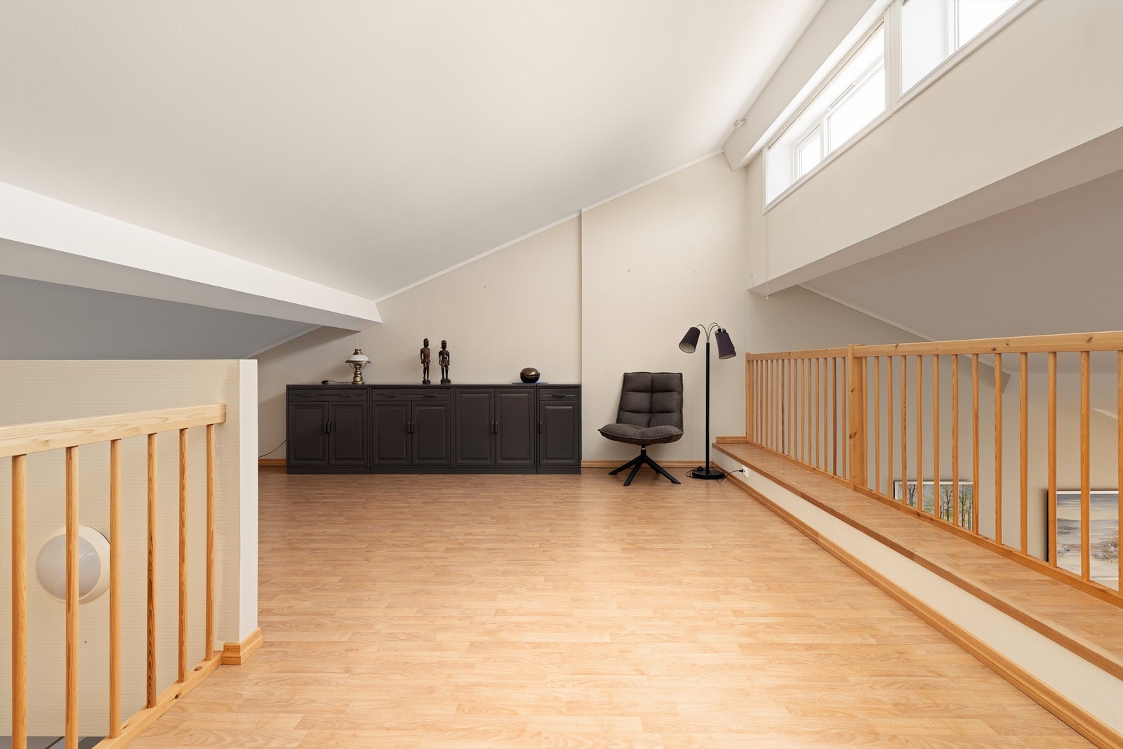 Gulvflaten på hemsen er oppmålt til 21 kvm. Knebod tilgjengelig fra hemsen har ytterligere ca. 8 kvm. gulvflate. Galleribilde