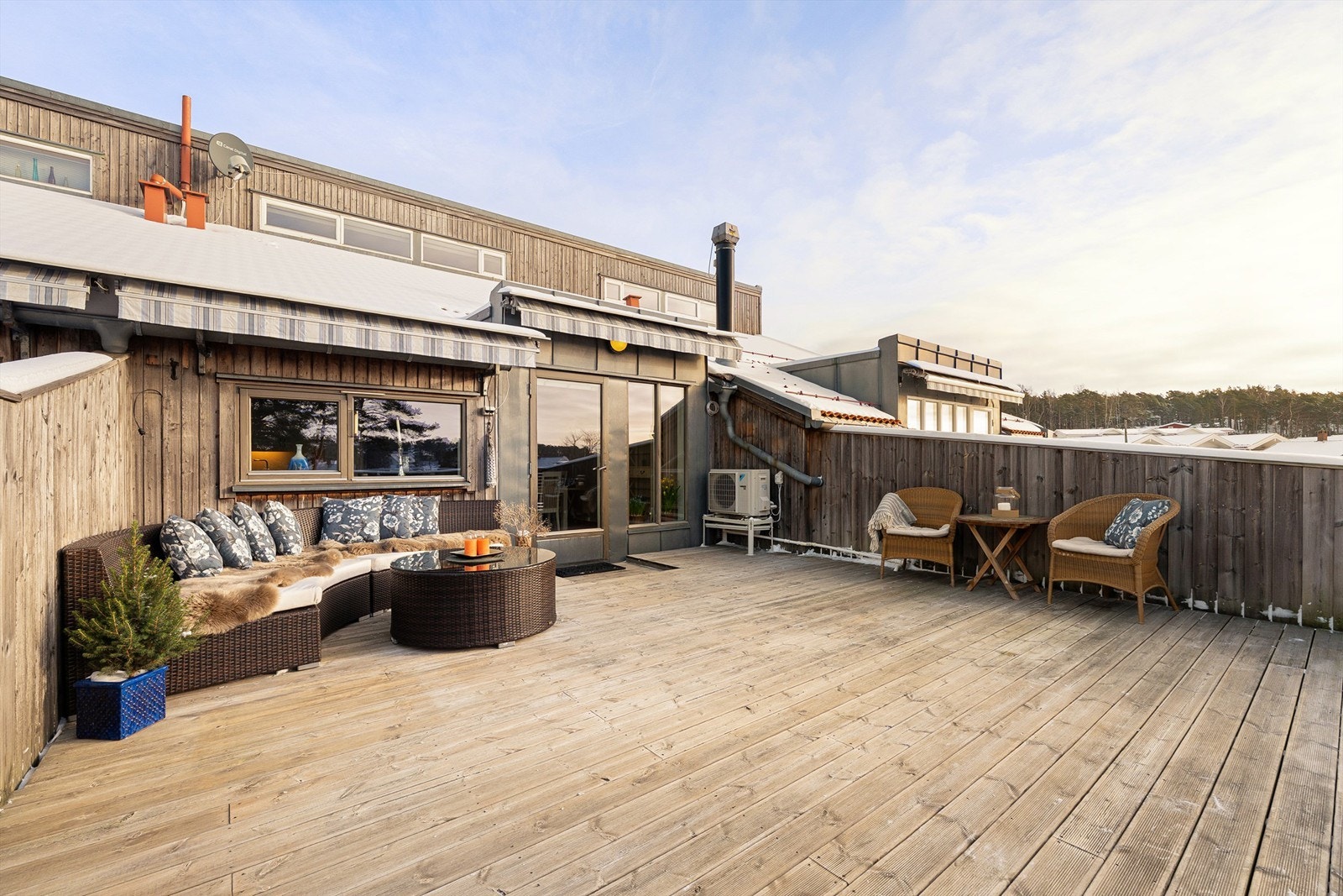 Leiligheten er hevet og usjenert i forhold til omgivelsene, i den høye andre etasjen av KIWI-bygget på Skjærhalden.
Fotograf; Kristoffer Kristiansen. Galleribilde