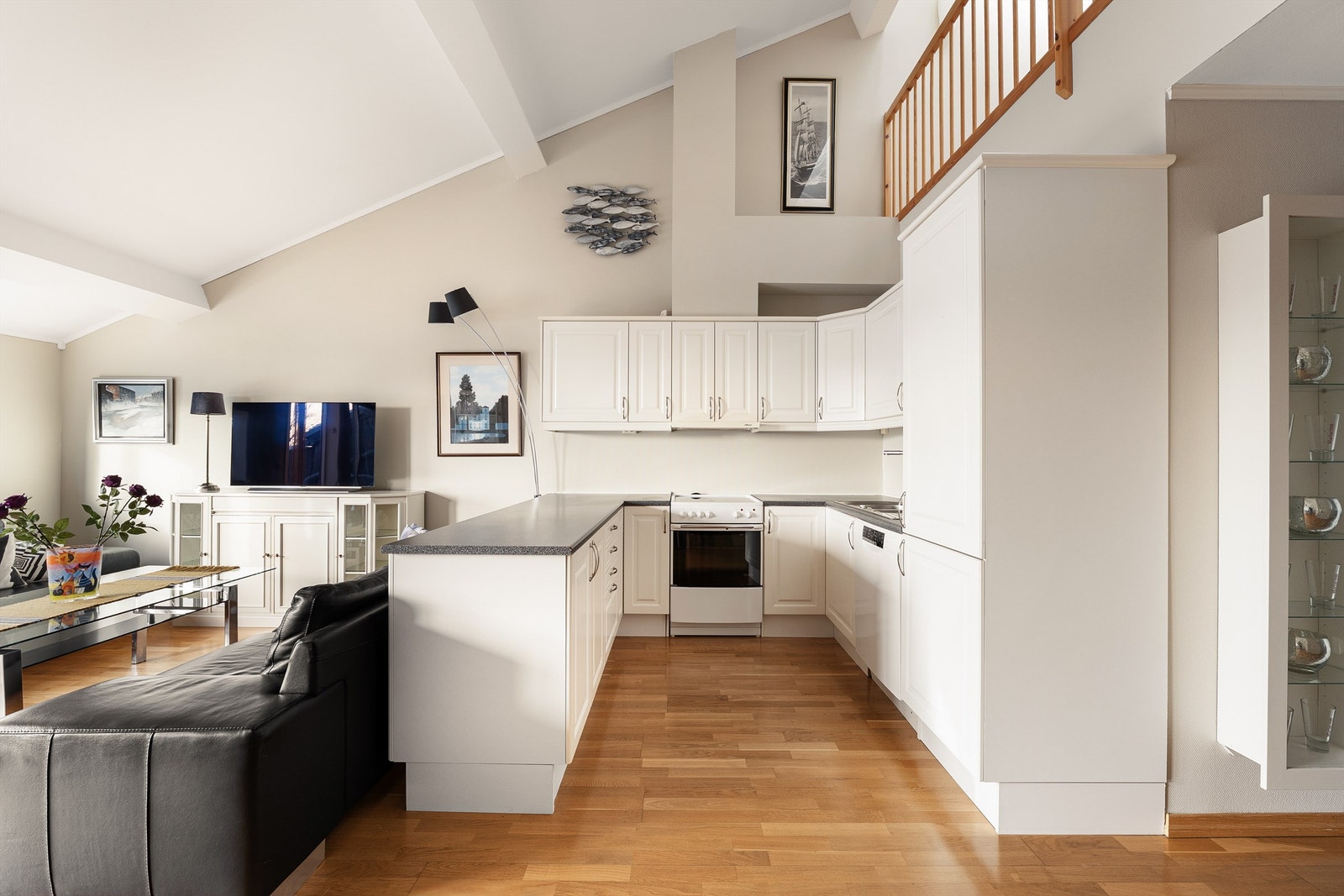 Kjøkkeninnredningen er fra byggeåret, praktisk utformet og i god stand. Lekkasjesikring er etter montert. Komfyr, oppvaskmaskin og kombiskap medfølger. Galleribilde