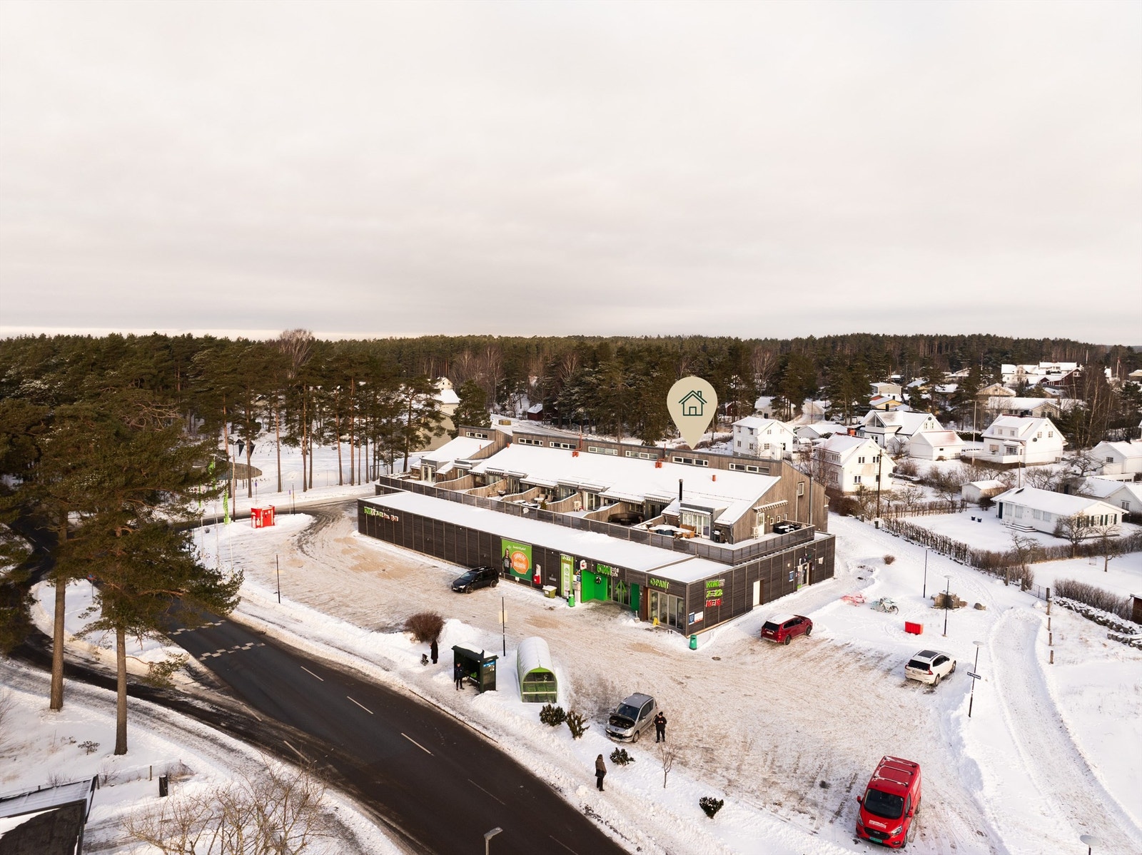 Stor dagligvareforretning i samme bygg gjør handlerunden meget enkel. Forretningen holder åpent også på søndager. Galleribilde
