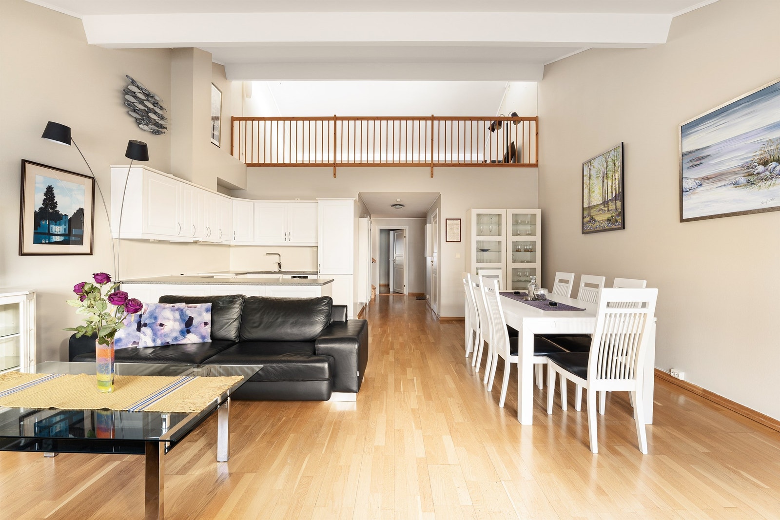 Over stuen skråner himlingen opp til stor høyde og skaper en luftig romfølelse. Galleribilde