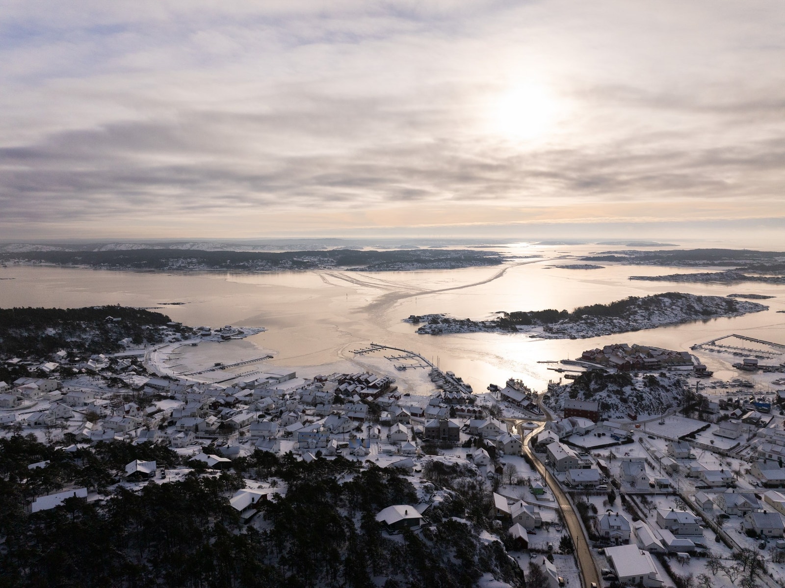 Fra leiligheten er det kort vei å gå til alle Skjærhaldens tilbud; spisesteder, helårsåpne forretninger og ikke minst bystranden med flytende badstue. Galleribilde