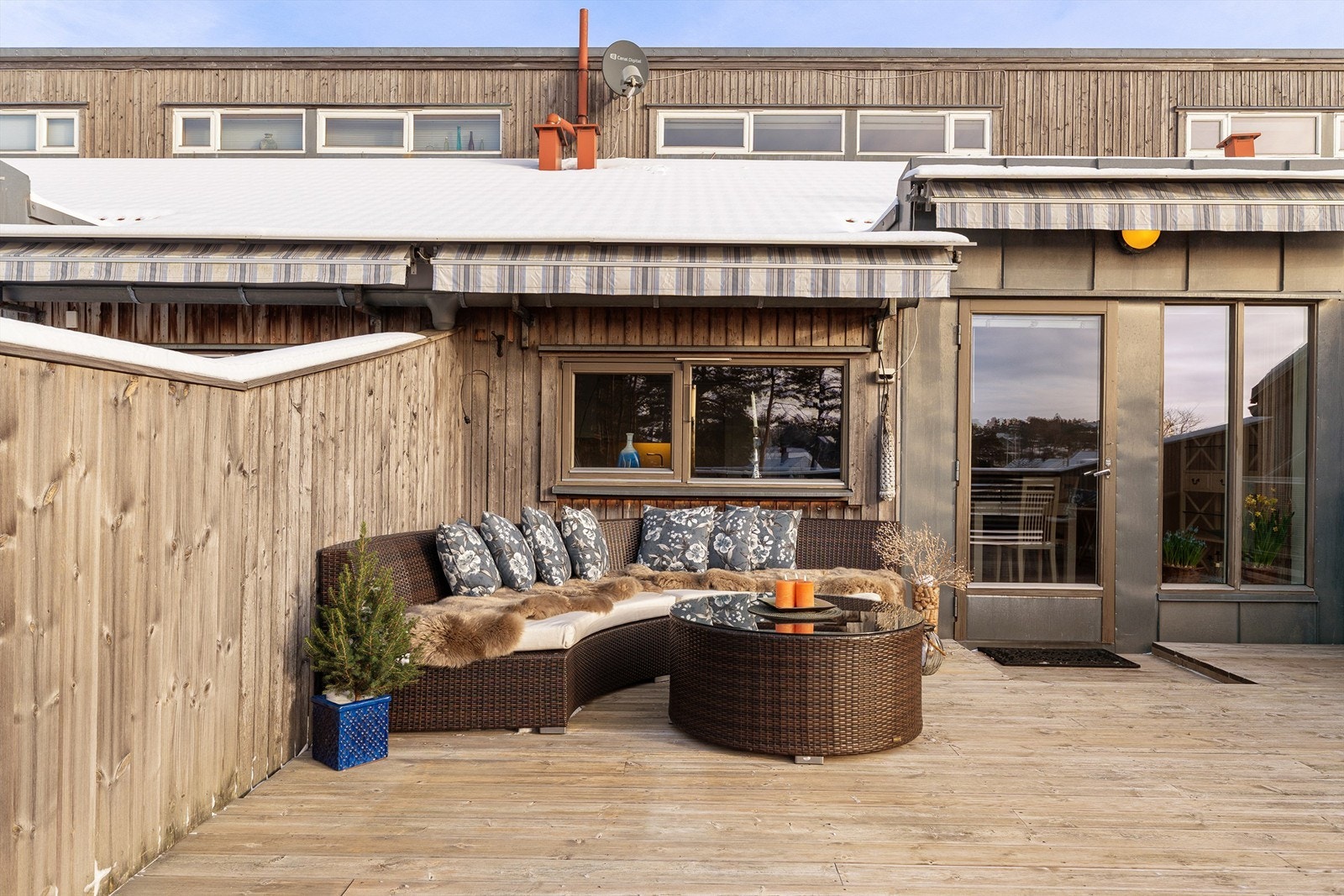 Solskjerming oppnås enkelt med hjelp av markiser som er elektrisk motorisert. Galleribilde