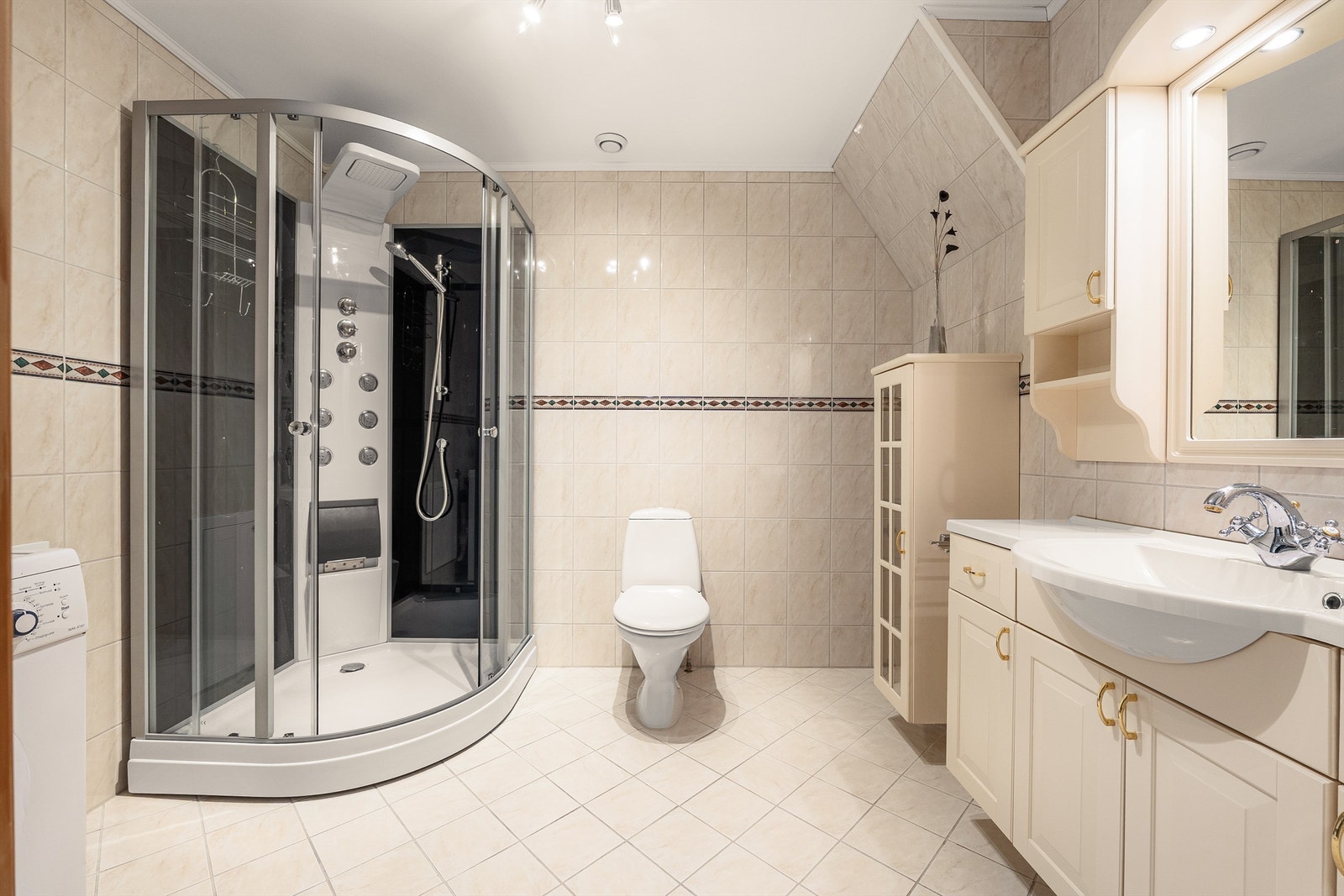 Badet er fra byggeåret og av generøs størrelse. Innredningen er meget velholdt. Dusjkabinettet ble installert i 2023. Galleribilde