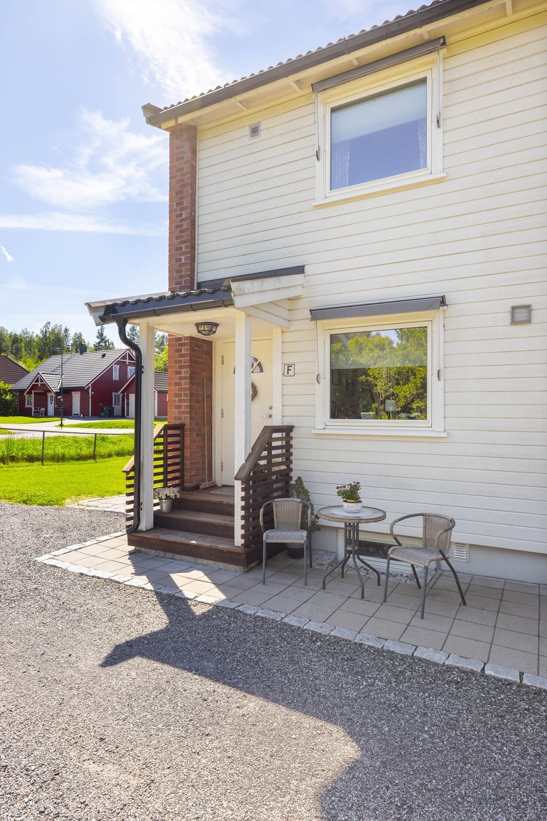 Boligen har en koselig uteplass også ved inngangspartiet med plass for sittegruppe og blomster. Galleribilde