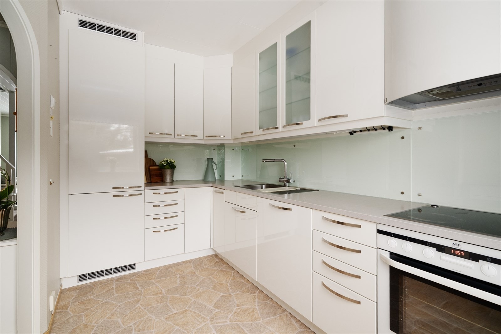 Det er integrert kjøl/fryseskap, oppvaskmaskin, induksjonstopp og stekeovn. Over stekesone er det ventilator med avtrekk ut. Galleribilde