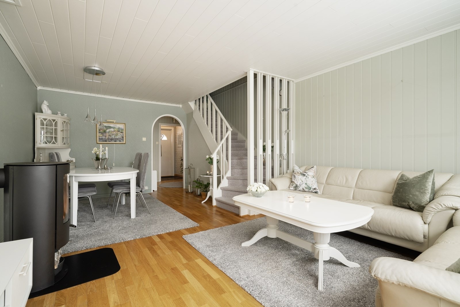 Lys og delikat stue med plass for både sofagruppe og spisebord. Tv og internett fra Telenor inkludert i felleskostnadene. Galleribilde