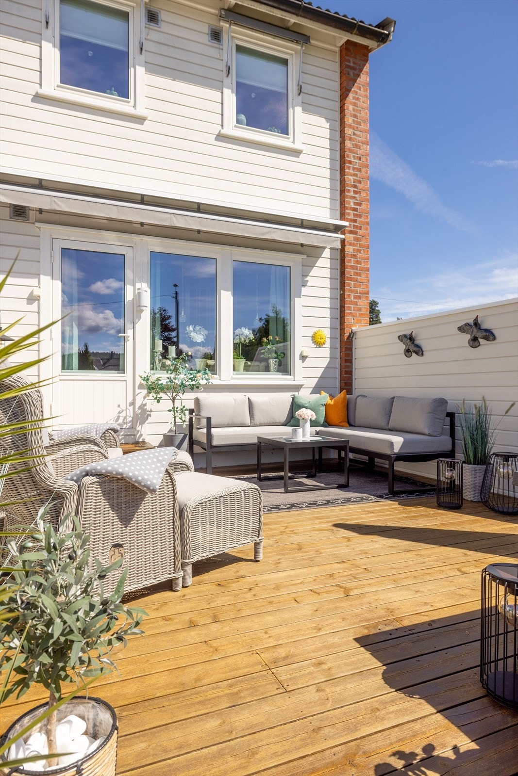 Rekkehuset ligger solfylt og fint på enden av rekken, med en stor og solrik terrasse fra 2012 med god plass for utemøblement og grill. Galleribilde