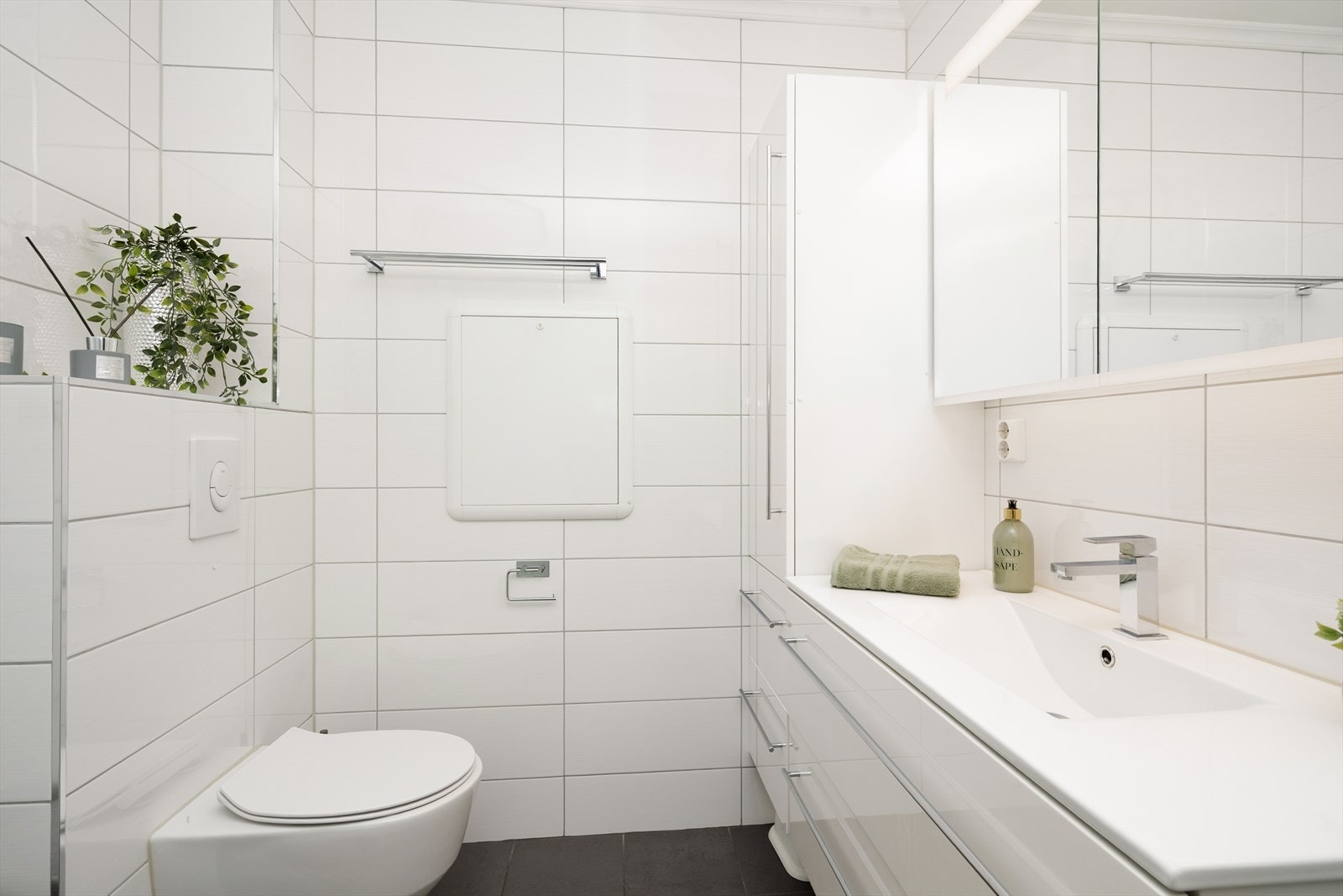 Flott, helfliset bad i regi av BRL fra 2018 med varmekabler i gulv. Galleribilde