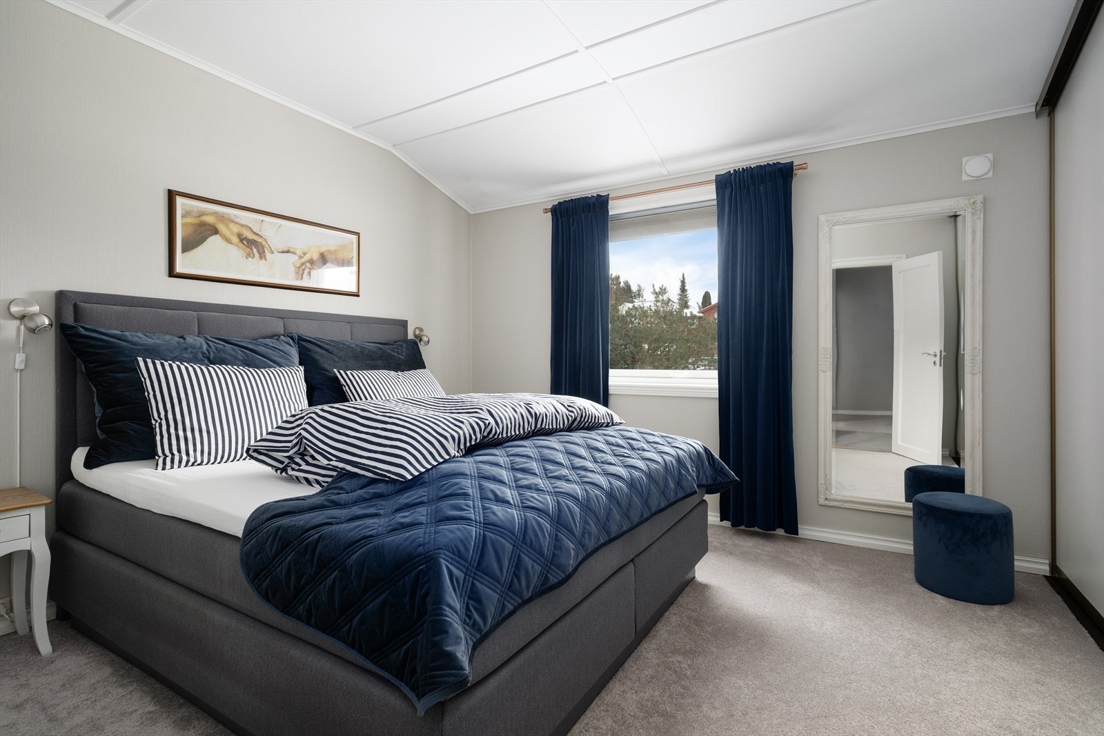 Det er to romslige soverom i 2.etg, som begge har garderobeskap og ellers god plass for soveromsmøblement. Galleribilde