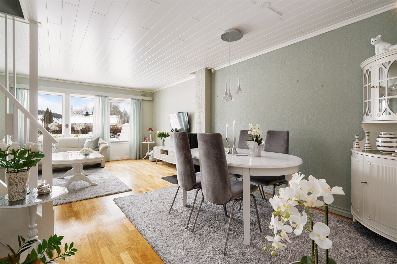 De fleste overflater ble oppgradert i 2022. Det er montert nye markiser på alle vinduer. Galleribilde