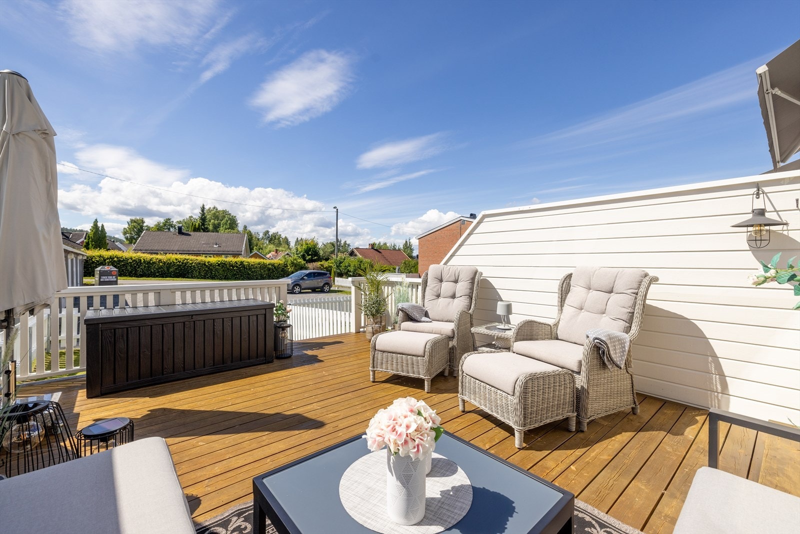 Flott og velholdt enderekkehus over tre plan, med veldig gode solforhold og nydelige utearealer. Her bor du i et barnevennlig boligområde på Bakkane/Varpet med nærhet til de fleste fasiliteter. Galleribilde