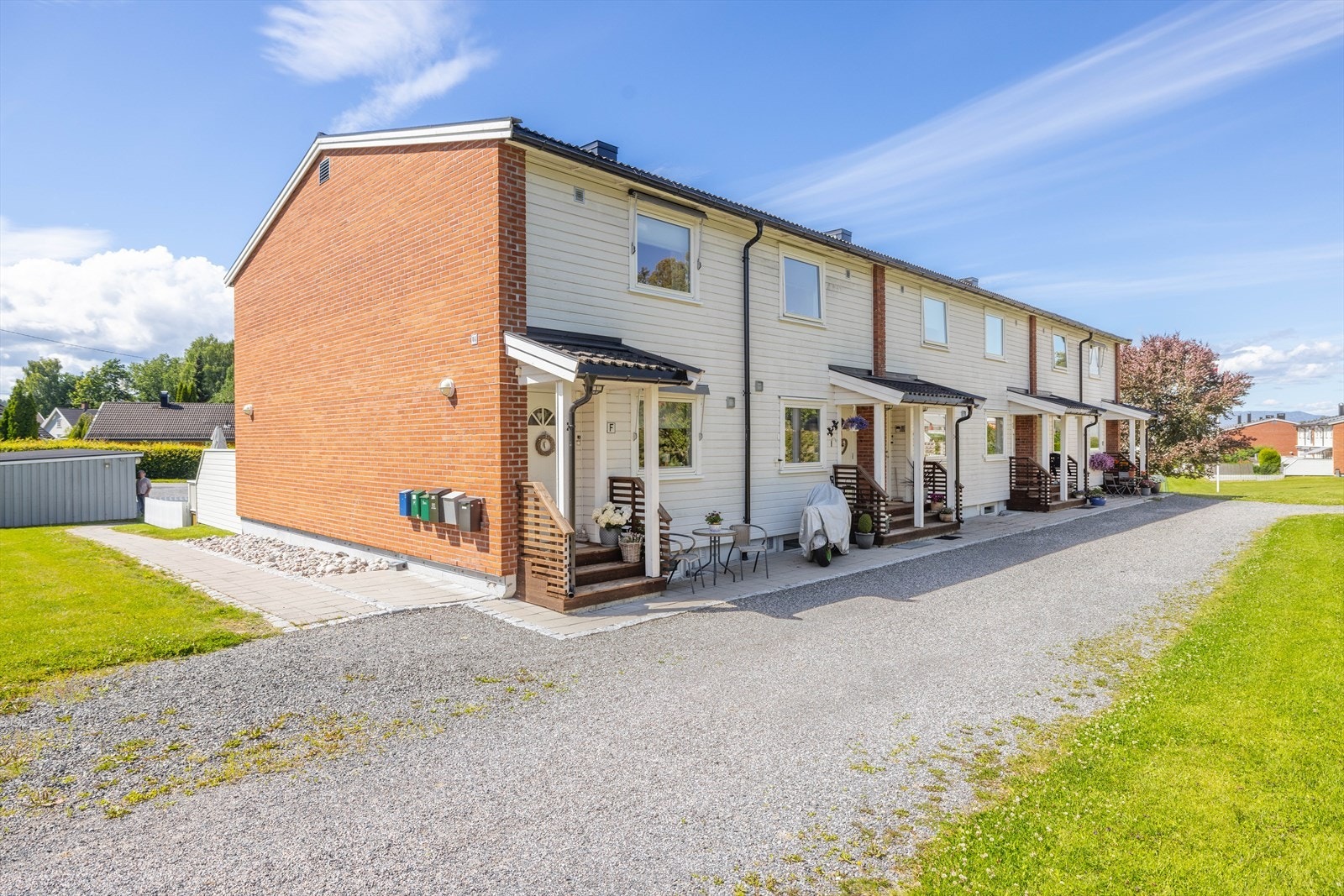 Utvendig er drenering foretatt, alle vinduer er byttet og trekledning med etterisolering er skiftet. Ny terrasse i 2012. Galleribilde