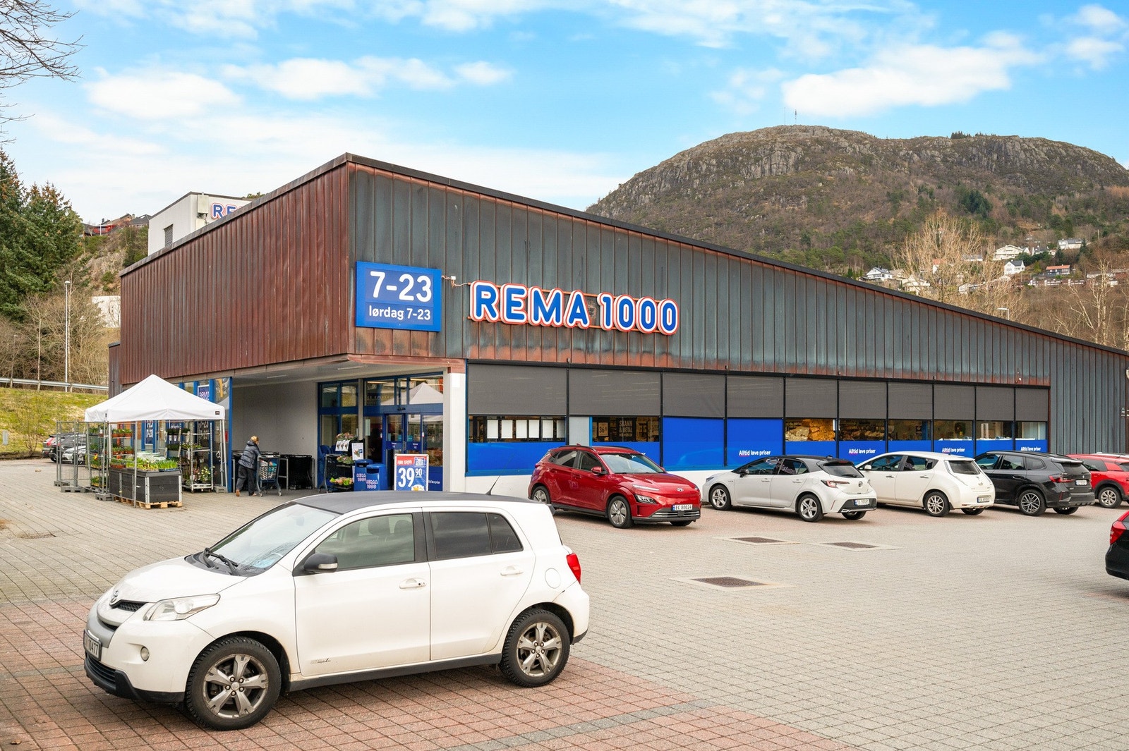 Det finnes også flere dagligvarebutikker i gangavstand fra eiendommen. Galleribilde