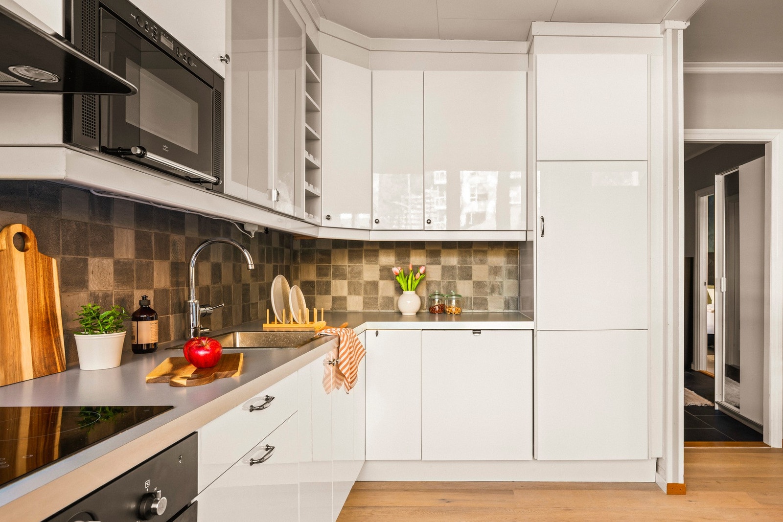 Kjøkkenet har godt med arbeids- og oppbevaringsplass. Galleribilde