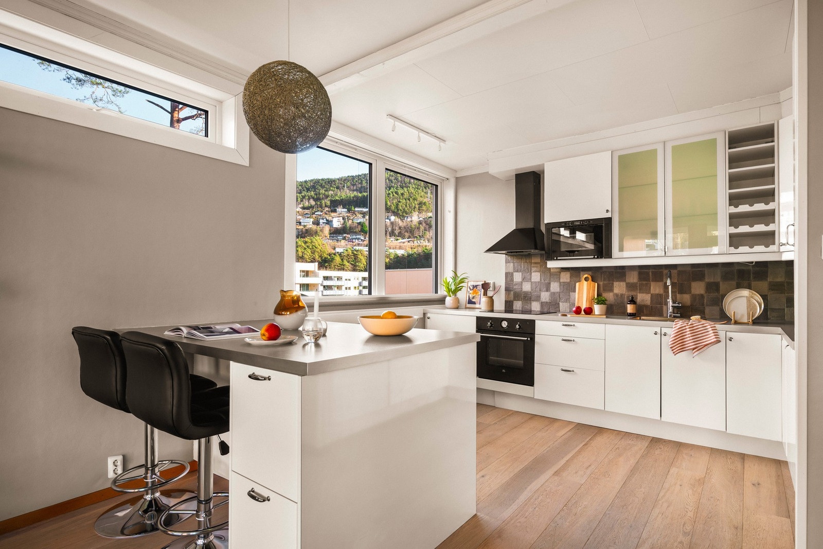 Kjøkkenet har en moderne og lys kjøkkeninnredning. Galleribilde