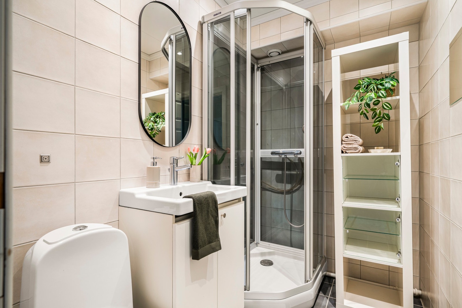 Badet måler 3 m² og har flislagte vegger og gulv med varmekabler. Galleribilde