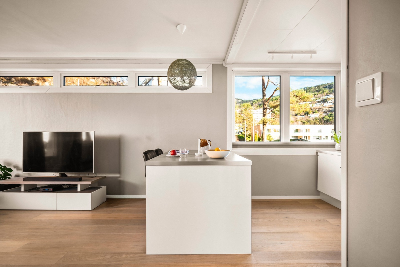 Det er installert varmepumpe i 2023 som sørger for en behagelig innetemperatur hele året. Galleribilde