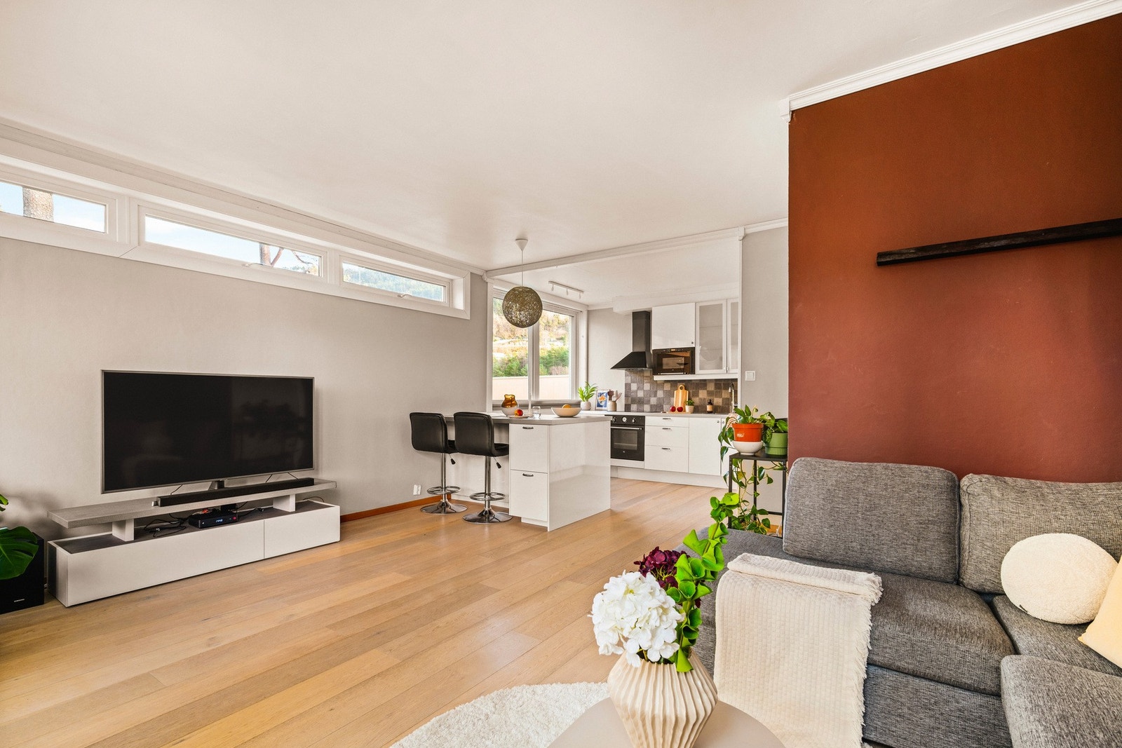 Rommet måler 30,6 m² og har en praktisk planløsning. Galleribilde