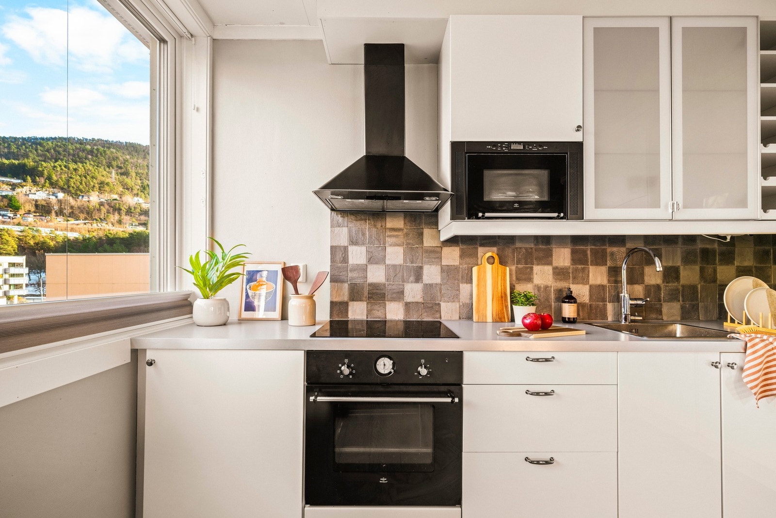 På kjøkkenet er det satt inn spesialtilpasset plisségardiner i 2022. Galleribilde