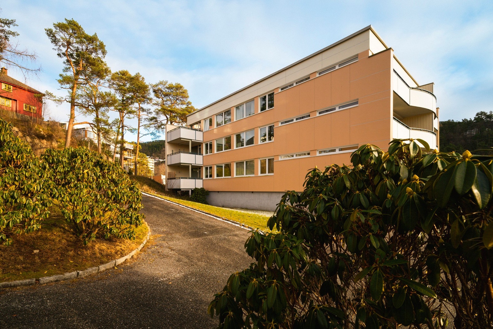 Her bor du i et veletablert og attraktivt boligområde med sentral beliggenhet i Fyllingsdalen. Galleribilde