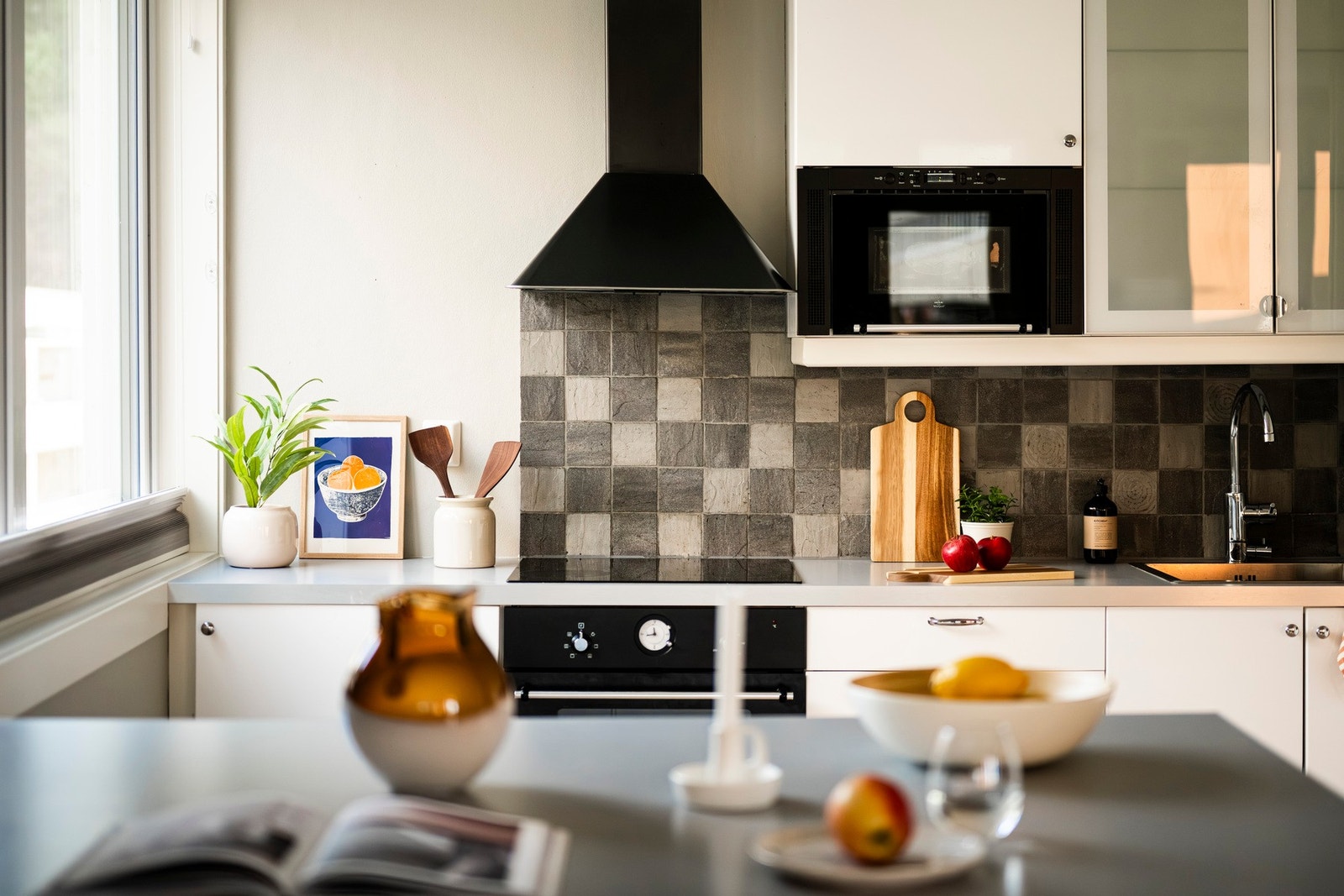 Av integrerte hvitevarer medfølger induksjonsplatetopp, stekeovn, mikrobølgeovn, oppvaskmaskin, samt kjøl- og frys. Galleribilde