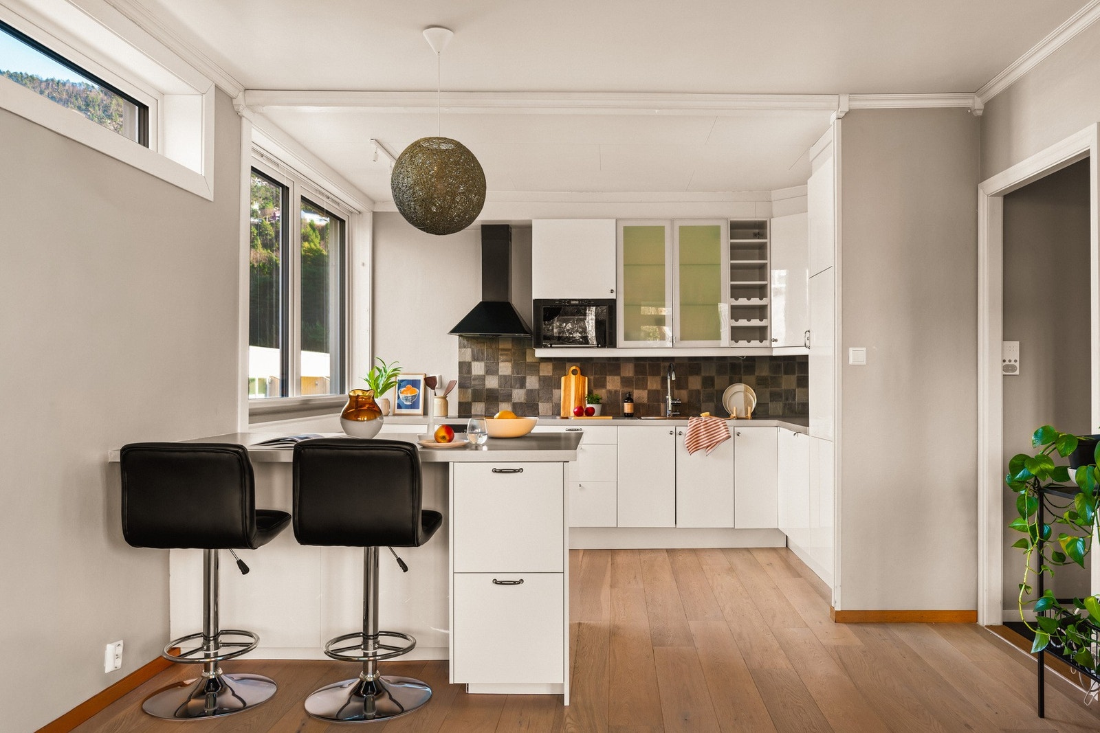 En praktisk kjøkkenøy skaper en åpen følelse i rommet. Galleribilde