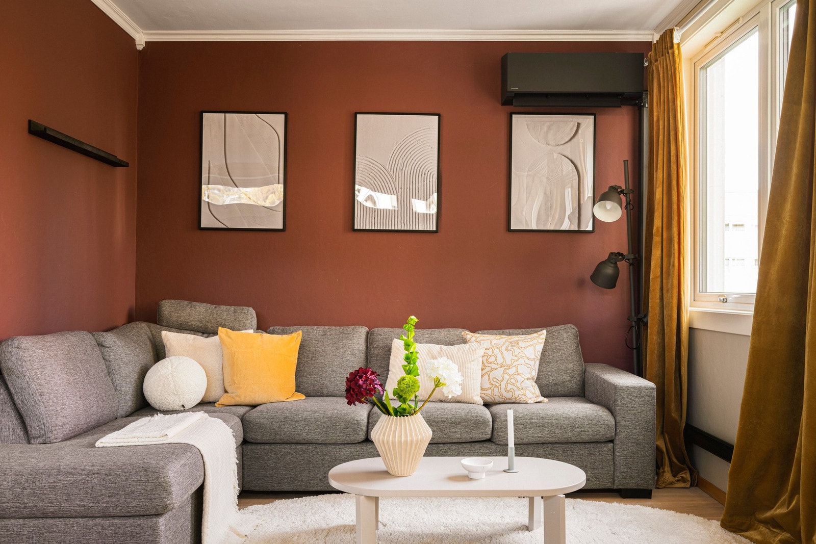 Stuen kan innredes med sofagruppe og mediemøblement. Galleribilde