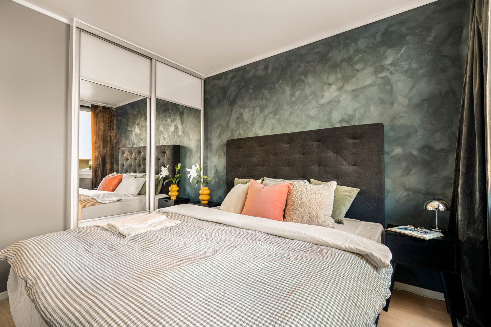 Rommet kan innredes med dobbeltseng, nattbord og garderobe. Galleribilde