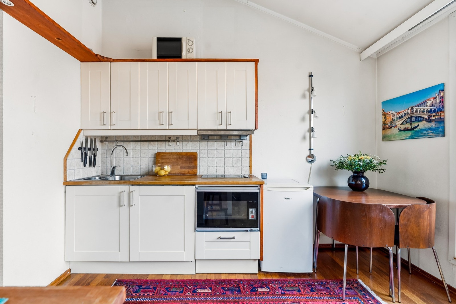 Kjøkkenet har en velholdt innredning med profilerte fronter og benkeplate i heltre. Galleribilde