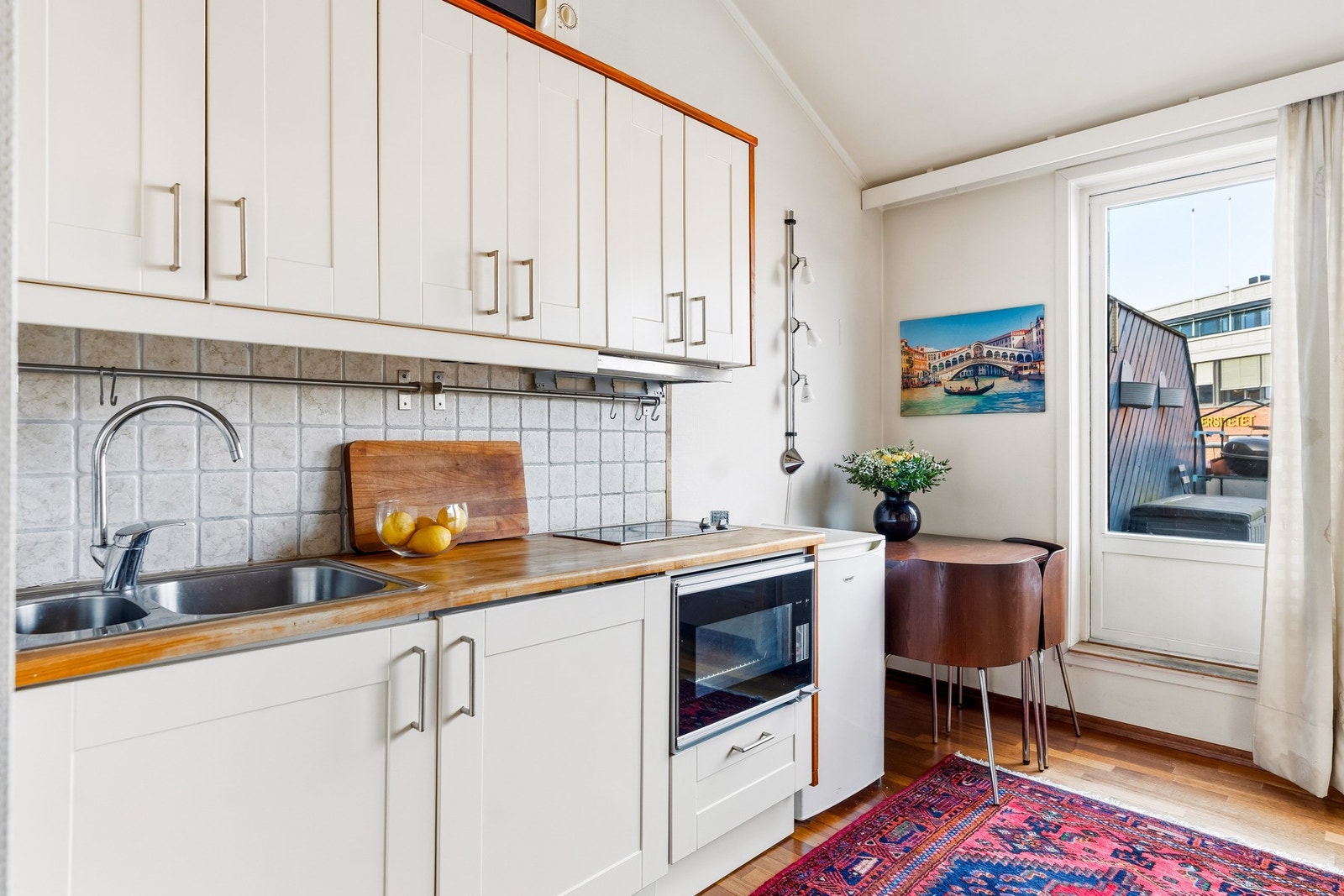 Det er integrerte hvitevarer som komfyr, platetopp og kjøleskap, i tillegg til et separat fryseskap. Galleribilde