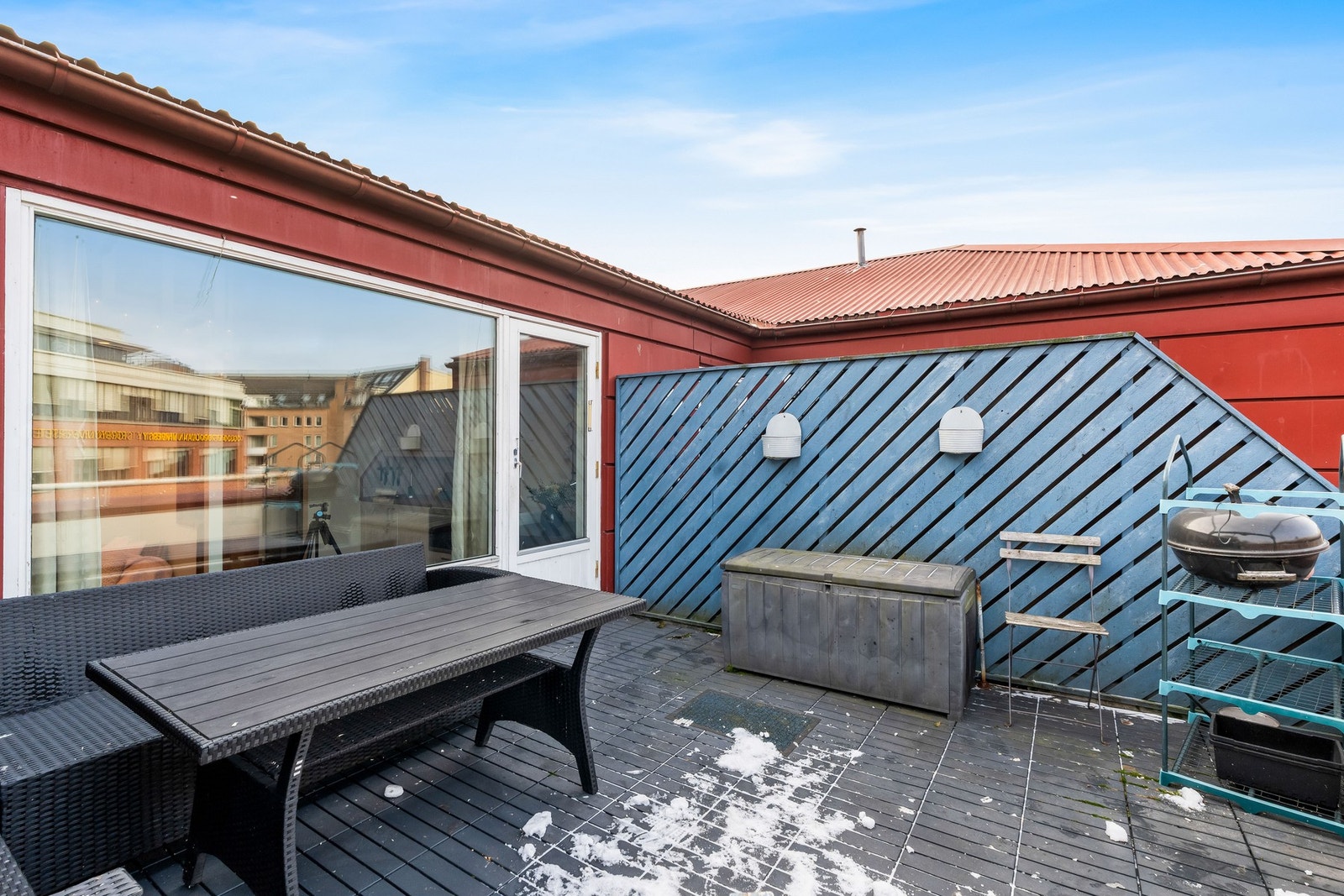 Terrassen er på ca. 13 kvm og oppleves privat, beliggende høyt og fritt vendt mot vest. Her er det optimale solforhold! NB! Det er kun lov med elektrisk grill. Galleribilde